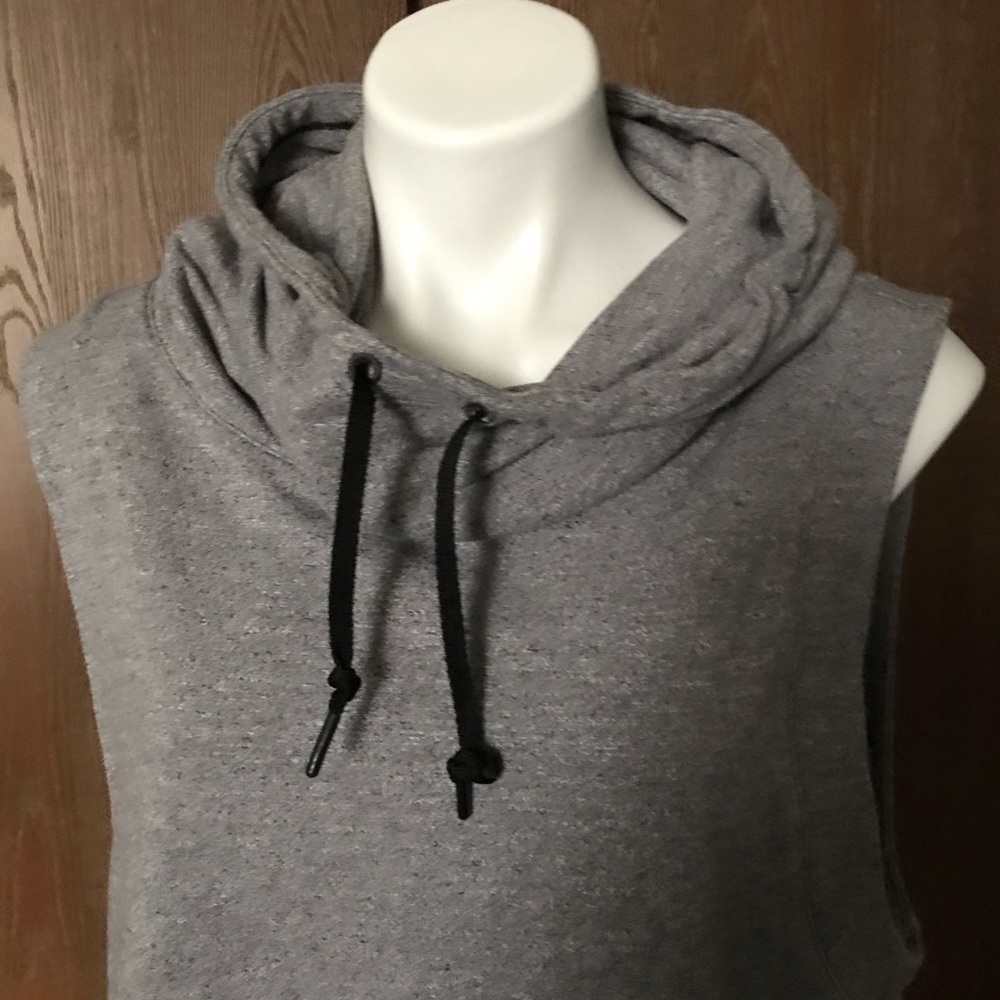 UnderArmour hooded sleeveless workout top - Picture 2 of 2